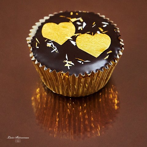 Brownies adornados con corazones y chispas de oro